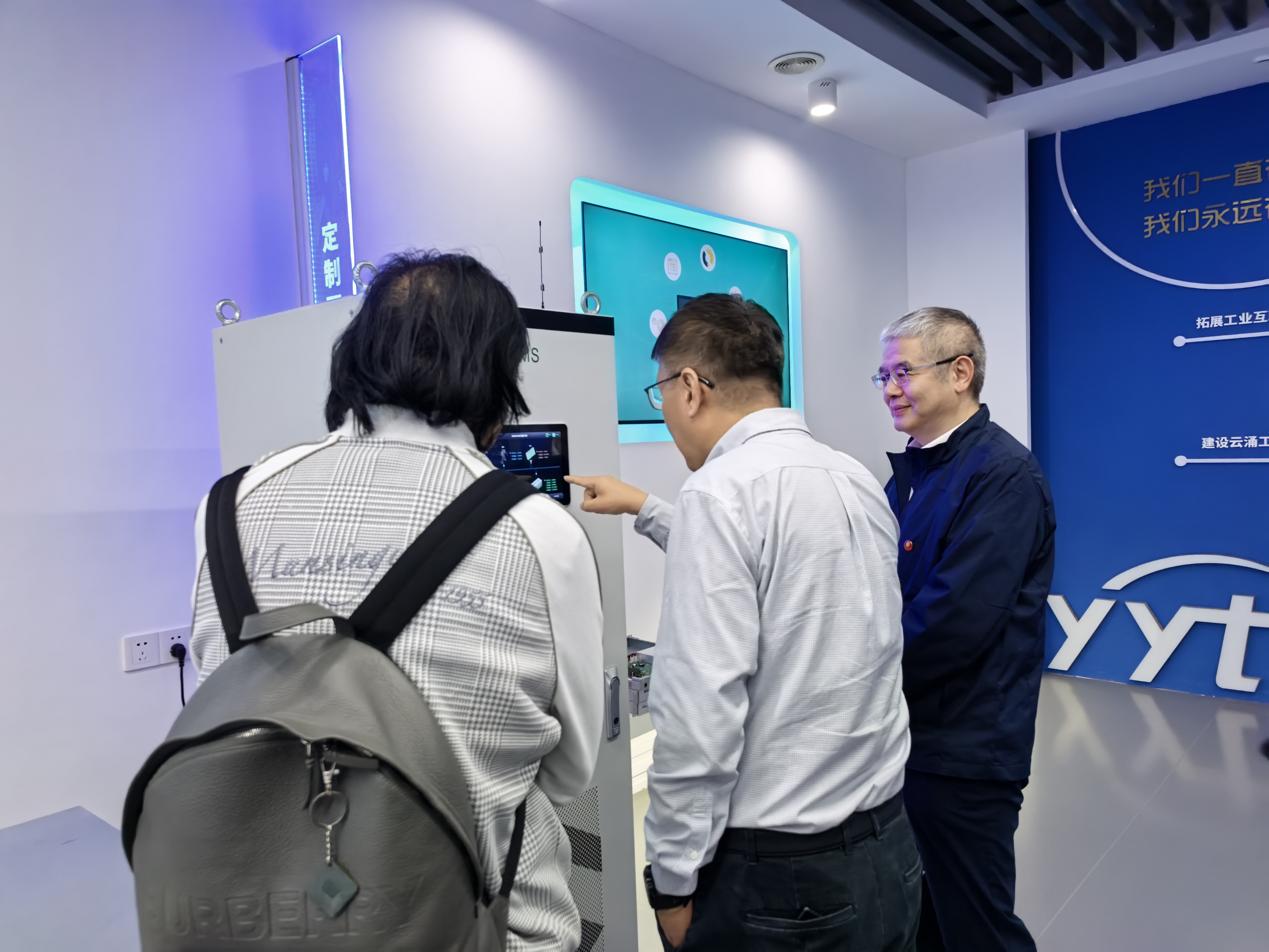 龙芯中科胡伟武一行莅临bet9九州体育登录考察